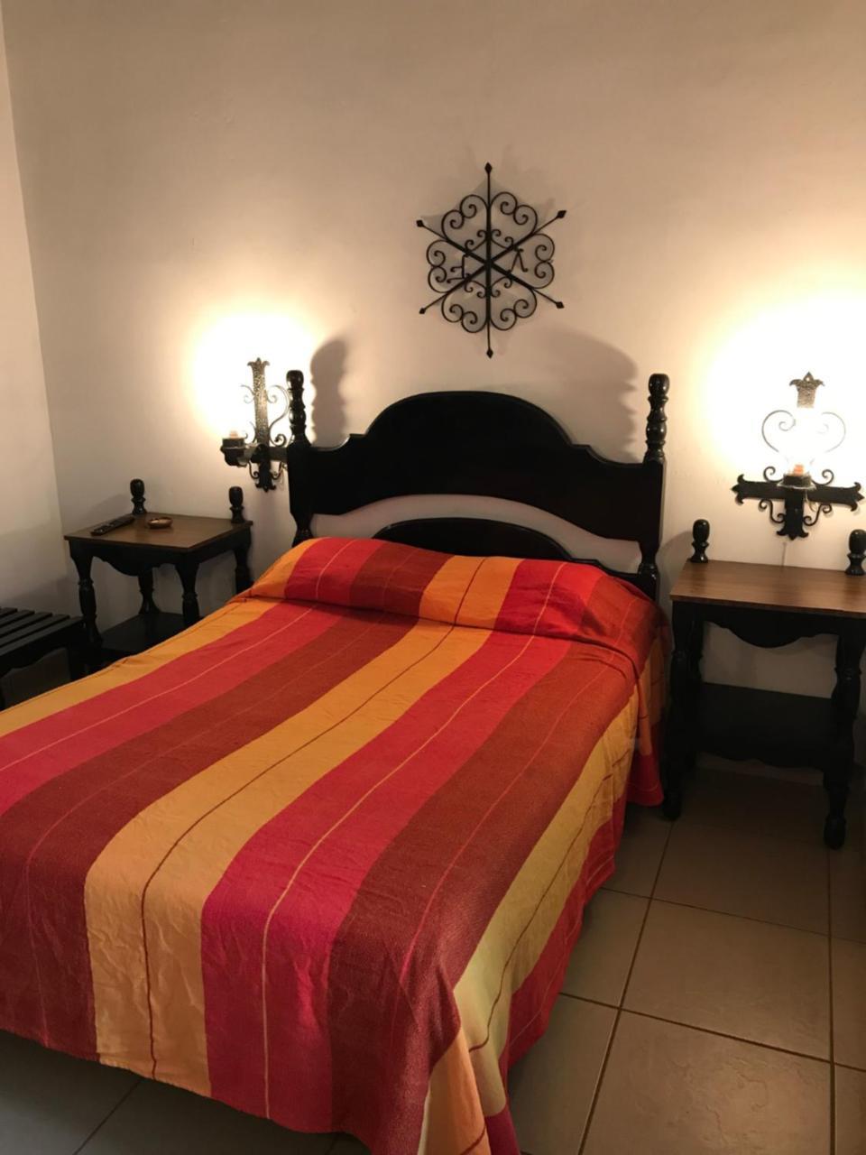 Hotel Villa De Flores Uruapan  ภายนอก รูปภาพ